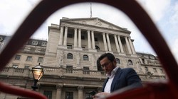 Trước khi Ngân hàng trung ương Anh có hành động, đồng bảng đã trượt giá xuống mức kỷ lục trong 37 năm so với USD (Ảnh: Getty)