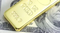 Giá vàng sụt giảm trước một đồng USD quá mạnh trong năm nay (Ảnh: TheBalance)