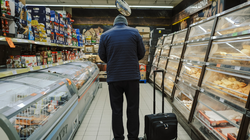 Lạm phát giảm sẽ làm tăng sức mua của những người tiêu dùng bị vắt kiệt bởi giá cả gia tăng trong năm ngoái (Ảnh: Bloomberg)