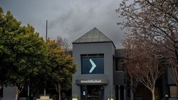 SVB sụp đổ là vụ phá sản ngân hàng lớn thứ hai trong lịch sử nước Mỹ (Ảnh: WSJ)