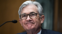 Chủ tịch Fed Jerome Powell đang phải cân bằng giữa hai nhiệm vụ chống lạm phát và bình ổn hệ thống tài chính (Ảnh: Bloomberg)