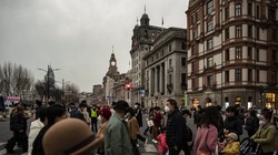 Nền kinh tế Trung Quốc có đà tăng trưởng cao hơn so với kỳ vọng (Ảnh: Bloomberg)