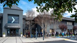 Những ngân hàng nhỏ ở Mỹ gặp khó khăn trong bối cảnh bất ổn trong hệ thống (Ảnh: Bloomberg)