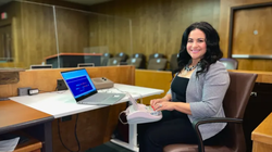 Bà Cynthia Rodriguez, 42 tuổi, kiếm được mức thu nhập khủng nhờ chăm chỉ làm công việc mà bà yêu thích (Ảnh: CNBC)