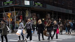 Người tiêu dùng Mỹ mạnh tay chi tiêu do lượng tiền tiết kiệm dôi thừa (Ảnh: Bloomberg)