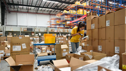 Sức ép kinh tế đang làm giảm nhu cầu mua sắm trực tuyến ở Trung Quốc (Ảnh: Getty)