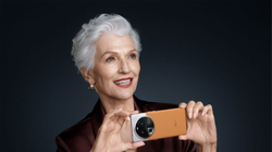 Bà Maye Musk trong bức ảnh chụp cùng mẫu smartphone Find X6 Pro của Oppo (Ảnh: Luxury Launch)