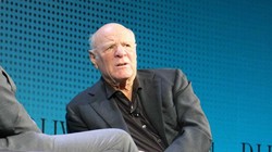 Chủ tịch của IAC Barry Diller kêu gọi các nhà xuất bản hành động ngay tức thì để ngăn chặn tầm ảnh hưởng của AI (Ảnh: AFP)