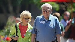 Mặc dù có tài sản khủng, nhưng tỉ phú Warren Buffett cũng nổi tiếng là người tiết kiệm (Ảnh: Getty)