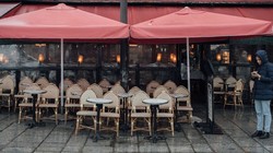 Một nhà hàng không bóng khách ở Paris, Pháp (Ảnh: Bloomberg)