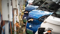 Xe điện đang sạc tại một trạm sạc ở Liễu Châu, Trung Quốc (Ảnh: Bloomberg)