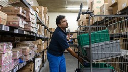 Nhân viên của công ty VendingONE sử dụng iPad để tăng hiệu quả lao động (Ảnh: WSJ)