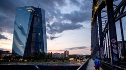 Fed và ECB gần đây tiếp tục nâng lãi suất (Ảnh: AP)