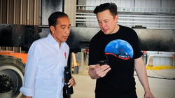 Tổng thống Indonesia Joko Widodo nói chuyện với CEO Tesla Elon Musk ở Texas, Mỹ năm 2022 (Ảnh: Reuters)