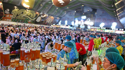 Chính quyền các cấp ở Trung Quốc đưa ra nhiều biện pháp khuyến khích người dân chi tiêu (Ảnh: Xinhua)