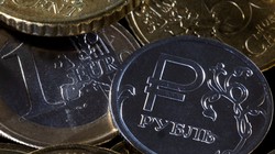 Đồng rúp suy yếu có thể khiến Nga giảm quy mô rót vốn cho nhập khẩu (Ảnh: Reuters)