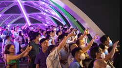 Nhiều người sử dụng smartphone để chụp ảnh tại một màn trình diễn ánh sáng ở Phú Quốc (Ảnh: Bloomberg)