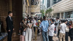 Người mua hàng xếp hàng bên ngoài cửa hàng Louis Vuitton trong kỳ nghỉ Lễ Lao động ở Hong Kong trong tháng 5 (Ảnh: Bloomberg)