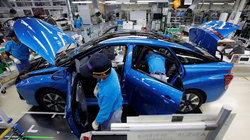 Nhân viên của Toyota làm việc trên dây chuyền lắp ráp xe chạy pin nhiên liệu Mirai (FCV) tại nhà máy Motomachi, quận Aichi, Nhật Bản (Ảnh: Reuters)