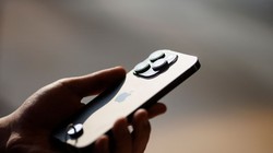 Nhiều nguồn tin cho biết Chính phủ Trung Quốc đã cấm nhân viên cơ quan trung ương sử dụng và mang điện thoại iPhone vào nơi làm việc (Ảnh: CNN)