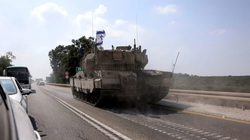 Một chiếc xe tăng của Israel di chuyển trên tuyến đường gần Sderot (Ảnh: Reuters)