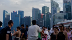 Du khách đến Vịnh Marina đi bộ trên cây cầu nhìn ra Khu thương mại trung tâm ở Singapore (Ảnh: Getty)