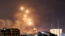 Một loạt tên lửa được nhóm Hamas ở Palestine bắn từ thành phố Gaza về phía Israel, vào ngày 8/10/2023 (Ảnh: CNBC)