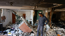 Một tên lửa do Hamas bắn từ Dải Gaza đáp trúng một tòa nhà ở thành phố Ashkelon phía nam Israel, ngày 9/10 (Ảnh: Times of Israel)