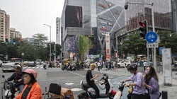 IMF đã giảm dự báo tăng trưởng của Trung Quốc trong năm nay từ 5,2% xuống 5% (Ảnh: Bloomberg)