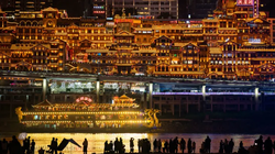 Khách du lịch ngắm cảnh đêm dọc sông Gia Lăng vào ngày 15/2 tại Trùng Khánh, Trung Quốc (Ảnh: Getty)