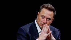 Giá cổ phiếu Tesla giảm 9% trong ngày 19/10 khiến tài sản của Elon Musk bay hơi ít nhất 16 tỉ USD (Ảnh: Reuters)