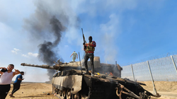 Cánh vũ trang của Hamas, Lữ đoàn Izz ad-Din al-Qassam, tiêu diệt một xe tăng của lực lượng Israel gần thành phố Gaza ngày 7/10 (Ảnh: Getty)