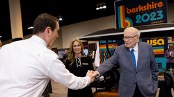 Tỉ phú Warren Buffett - Chủ tịch kiêm CEO Berkshire (Ảnh: AP)
