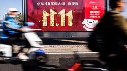 Bảng quảng cáo Ngày Độc thân của JD.com tại Bắc Kinh vào ngày 26/10 (Ảnh: Reuters)