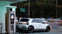 Một chiếc xe điện Hyundai Ioniq 5 được sạc tại Trạm sạc Chaevi Stay ở Seoul, Hàn Quốc (Ảnh: Reuters)