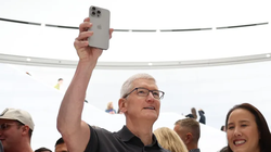 CEO Apple Tim Cook cầm iPhone 15 Pro mới trong một sự kiện của Apple vào ngày 12/9/2023 tại Cupertino, California (Ảnh: Getty)