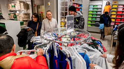 Người mua sắm chọn quần áo trong cửa hàng Lacoste nhân dịp Black Friday ở Central Valley, New York (Ảnh: CNBC)