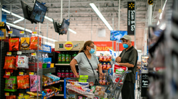 Hoạt động chi tiêu của người tiêu dùng Mỹ đã giảm trong tháng 10 (Ảnh: Reuters)