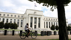 Giới chức Fed vẫn tin rằng chưa phải lúc để thảo luận về việc cắt giảm lãi suất (Ảnh: Reuters)