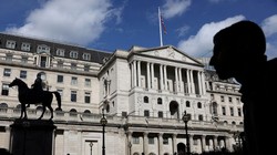 Ngân hàng Anh đang phải đối mặt với tỷ lệ lạm phát cao hơn nhiều so với các ngân hàng trung ương khác (Ảnh: WSJ)
