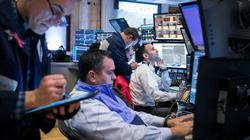 Nhiều người vẫn đặt cược rằng Fed sẽ cắt giảm lãi suất ngay trong tháng 3 (Ảnh: Bloomberg)