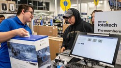 Người Mỹ mua sắm trong đợt giảm giá Black Friday ở Chicago. Chip cấp thấp được sử dụng trong mọi thứ, từ thiết bị điện tử tiêu dùng đến xe điện (Ảnh: Reuters)