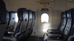 Tiếp viên hàng không thường xuyên nhắc nhở hành khách thắt dây an toàn khi ngồi và tìm lối thoát hiểm gần chỗ ngồi nhất (Ảnh: iStock)