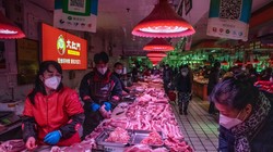 Thịt lợn được bán tại chợ đầu mối ở Bắc Kinh, Trung Quốc (Ảnh: Bloomberg)