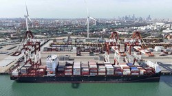 Một tàu container neo đậu tại cảng Thiên Tân, Trung Quốc. Mexico vượt Trung Quốc vào năm 2023 để trở thành nước xuất khẩu hàng đầu sang Mỹ (Ảnh: Kyodo News)