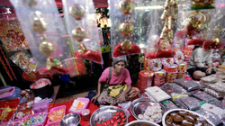 Một người phụ nữ bán đồ ăn nhẹ và quà tặng truyền thống của Trung Quốc trước Tết nguyên đán tại khu phố Tàu ở Yangon, Myanmar (Ảnh: Reuters)