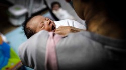 Một em bé chào đời ở Seoul. Các nhà hoạch định chính sách Hàn Quốc trong nhiều năm đã tìm kiếm các biện pháp để thúc đẩy tỷ lệ sinh (Ảnh: Reuters)