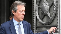 Đại sứ Anh tại Nga Nigel Casey rời Bộ Ngoại giao Nga tại Moscow (Ảnh: Sputnik)