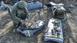 Chuyên gia Nga tháo rời tên lửa hành trình tầm xa phóng từ trên không Storm Shadow do Anh sản xuất được Ukraine sử dụng (Ảnh: Sputnik)