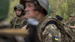 Các binh sĩ Ukraine thuộc Lữ đoàn bộ binh số 43, ở vùng Kharkov, Ukraine ngày 5/6/2024 (Ảnh: Getty)